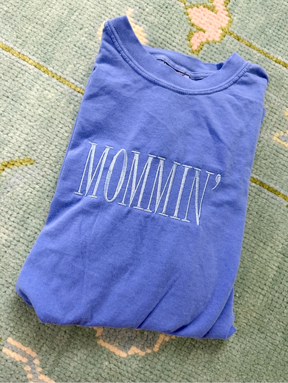 Comfort Colors 'Mommin'' Tee - Periwinkle Blue